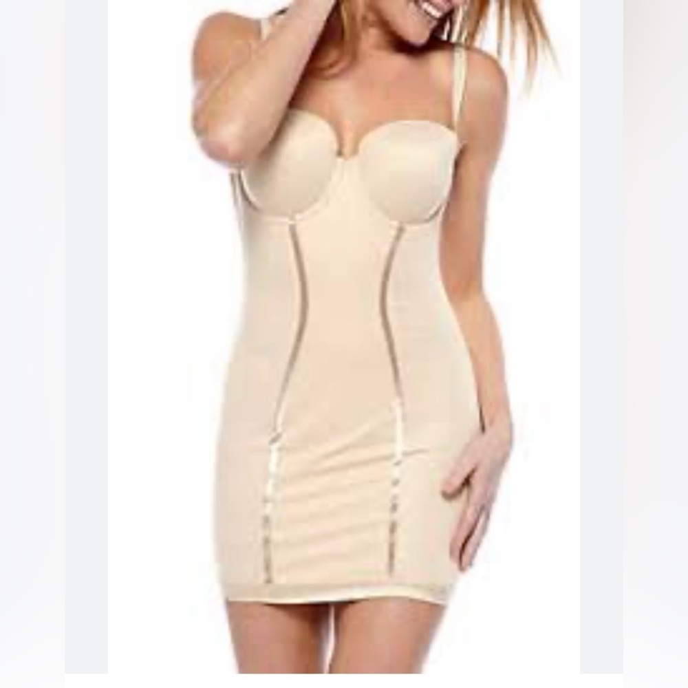 Nwt Maidenform
Easy-Up alluring Strapless Full Slip shaping and slimming